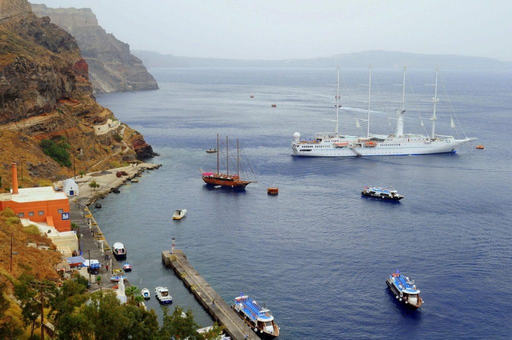 cruzeiro ao por do sol na caldeira ilhas gregas santorini