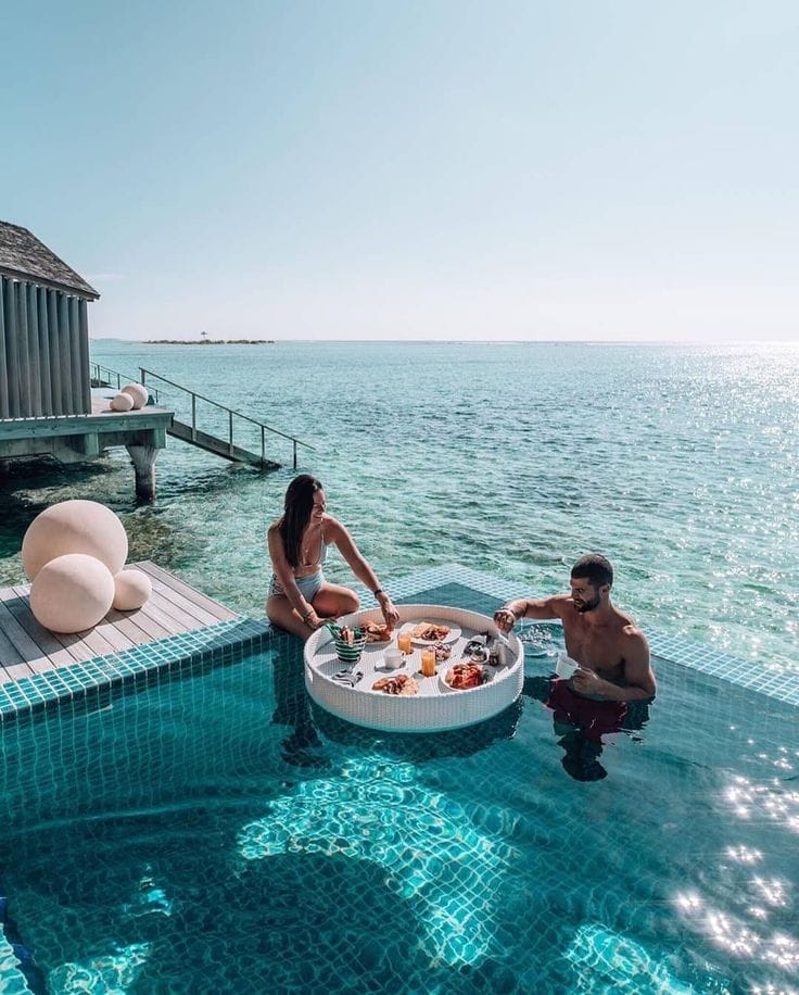 casal lua de mel com o estudio de viagens e voos diretos num resort de luxo com pequeno almoço na piscina