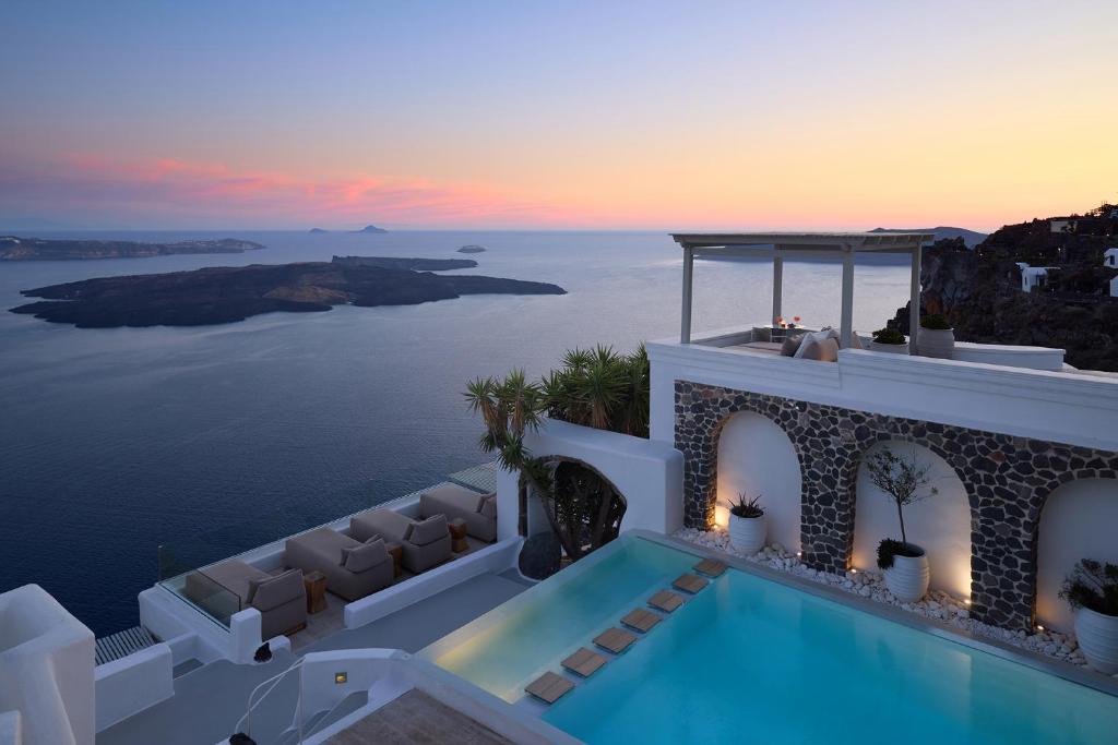 panorâmica das ilhas gregas durante o verão a melhor altura para visitar num hotel boutique santorini na grécia