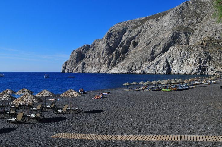 praia de areia preta em santorini ilhas gregas