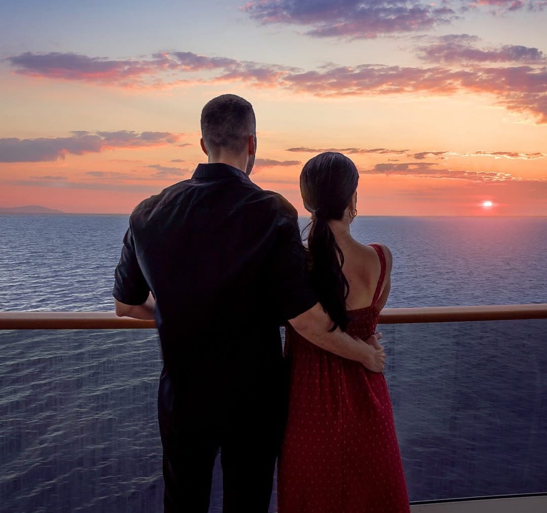 Casal a desfrutar do MSC Yacht Club