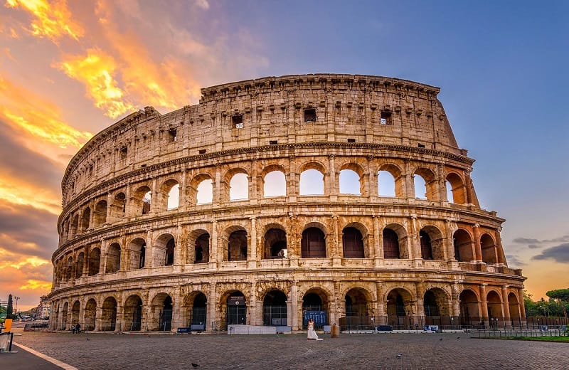 viajante a explorar uma cidade histórica europeia