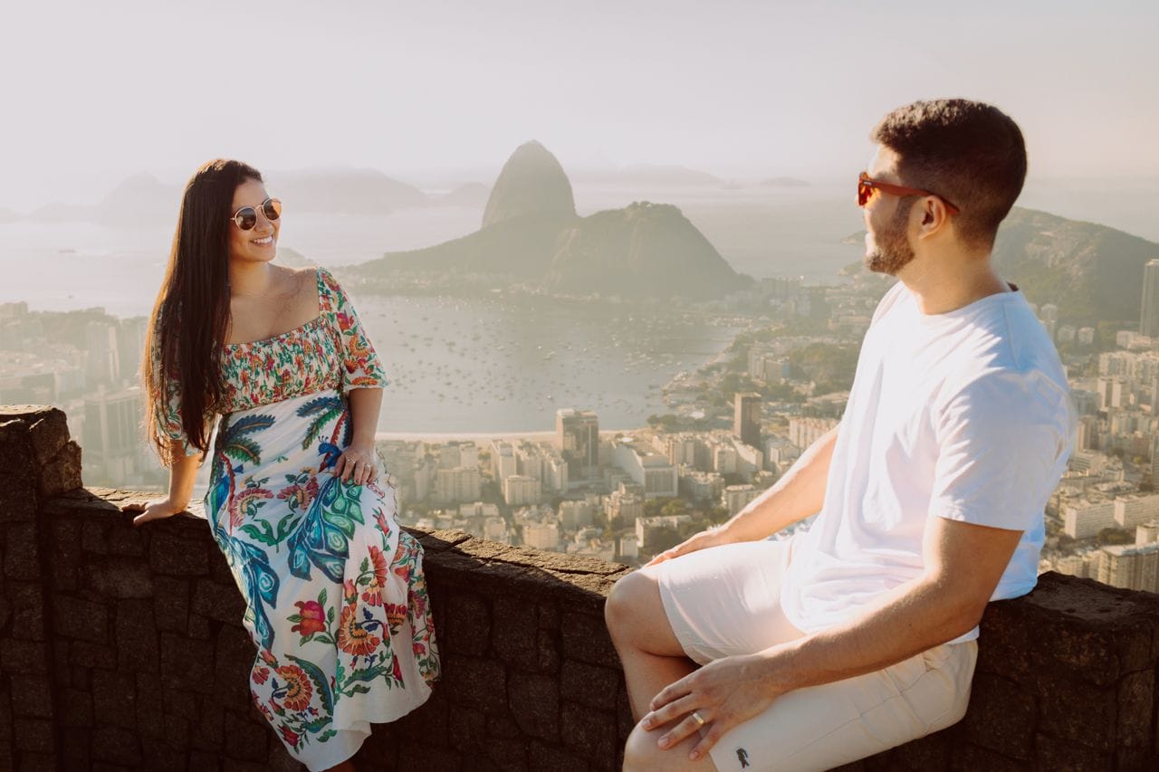 casal apaixonado em lua de mel no rio de janeiro brasil com voos diretos de lisboa
