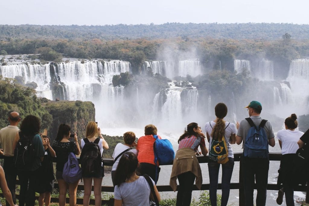 grupo de turistas nas Cataratas do Iguaçu, Brasil